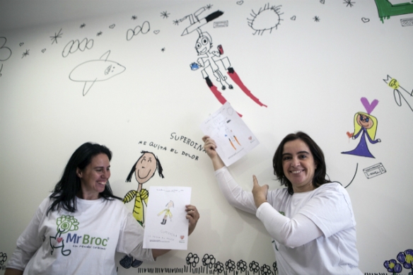 Sonia y Blanca de MrBroc posan con dos dibujos originales y sus respectivos vinilos.