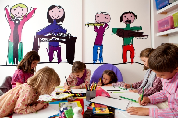 Equipo de niños dibujando para crear un producto mrbroc. OBJETIVO: producto Mrbroc.